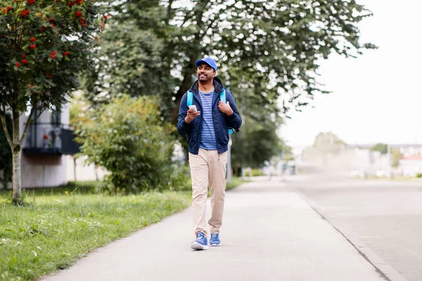 Uomo di consegna indiano sorridente con borsa e telefono — Foto Stock