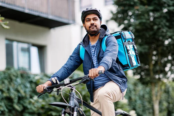 Indiase bezorger met tas paardrijden fiets — Stockfoto
