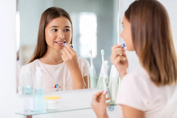 Adolescente aplicación de lápiz labial en el baño — Foto de Stock