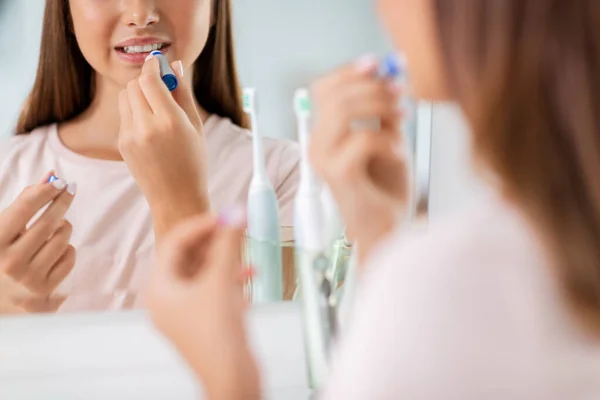 Tiener meisje van toepassing lippenstift op badkamer — Stockfoto