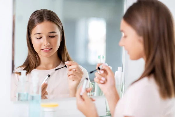 Adolescent fille application mascara à salle de bain — Photo