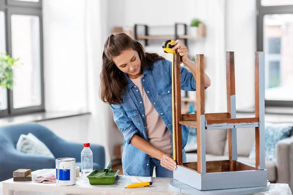 Kvinna med linjal mätbord för renovering — Stockfoto