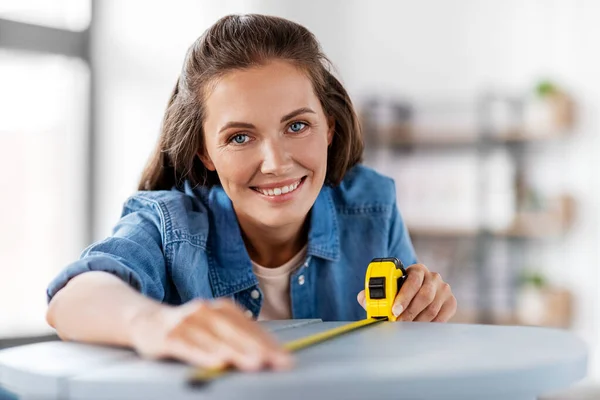 Vrouw met meetliniaal voor renovatie — Stockfoto