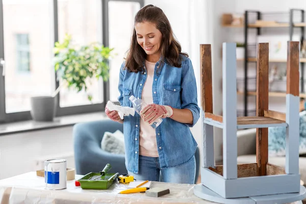 Mujer aplicando disolvente a trapo en casa — Foto de Stock