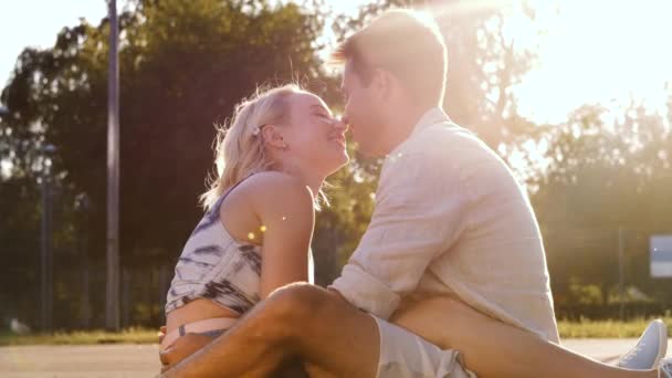 Happy couple kissing on basketball playground — Stock Video