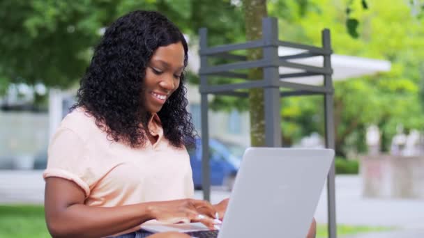 Afrykańska studentka dziewczyna z laptopem w mieście — Wideo stockowe