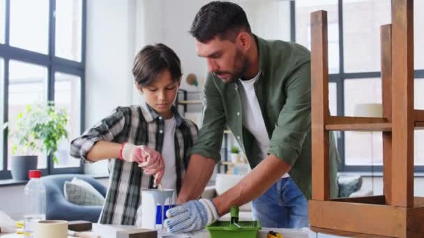 Батько і син перемішують сіру фарбу в домашніх умовах — стокове відео