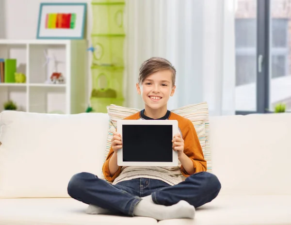 Lachende jongen met tablet pc thuis — Stockfoto