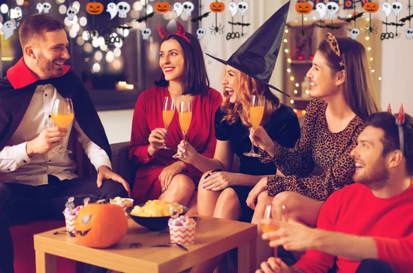 Boldog barátok halloween jelmezek otthon party — Stock Fotó