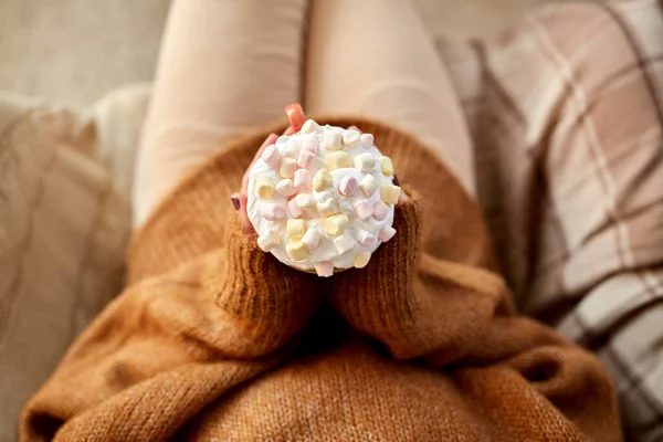 Mulher segurando caneca de marshmallow e chantilly — Fotografia de Stock