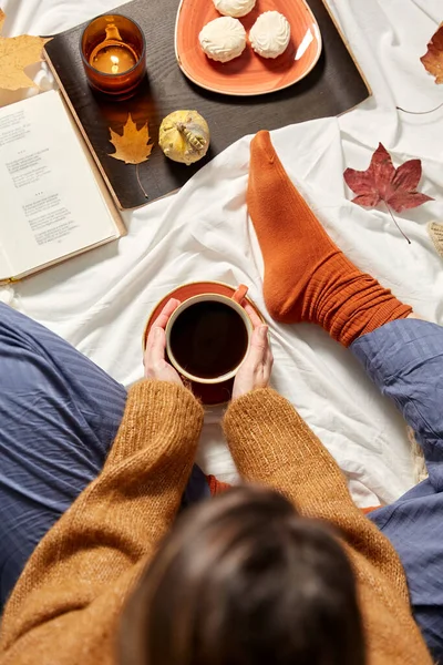 Mujer bebiendo café en casa en otoño — Foto de Stock