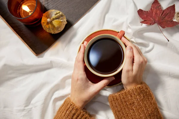 가을에 커피를 마시고 있는 여성의 손 — 스톡 사진