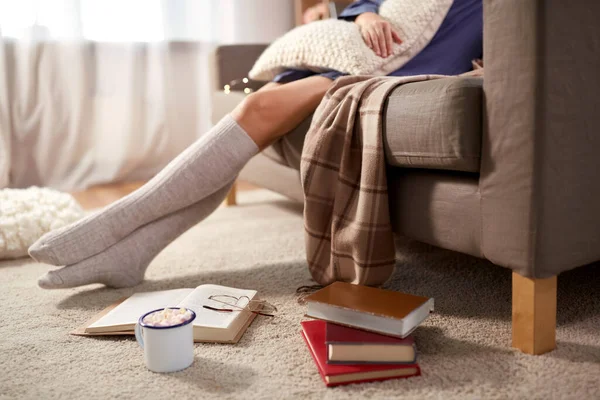 Mujer con libros y bebida en el suelo en casa —  Fotos de Stock