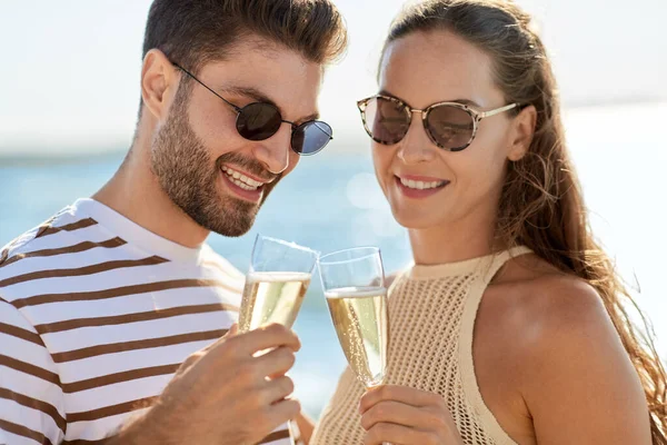 快乐的夫妻在夏天的海滩上喝香槟 — 图库照片