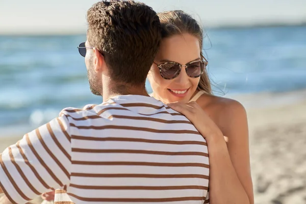 Felice coppia che si abbraccia sulla spiaggia estiva — Foto Stock