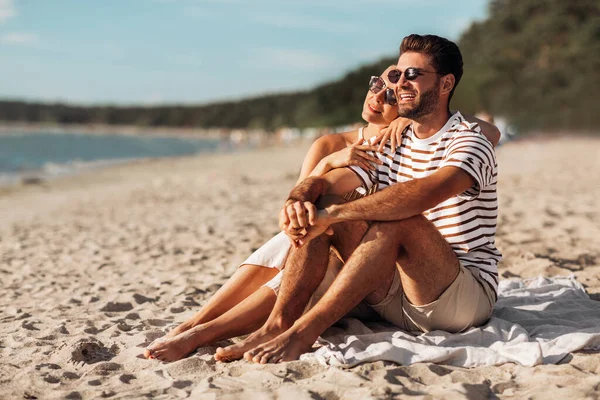 Boldog pár hűtés a nyári strandon — Stock Fotó