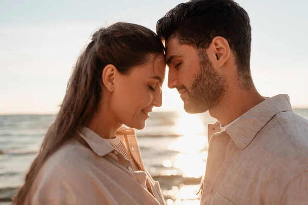 Casal feliz com olhos fechados na praia de verão — Fotografia de Stock