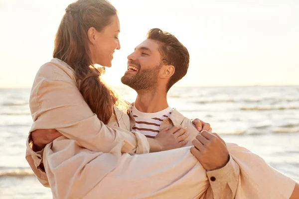 Casal feliz se divertindo na praia de verão — Fotografia de Stock