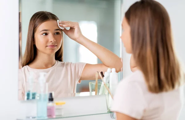 Teenager-Mädchen reinigt Gesichtshaut mit Baumwollscheibe — Stockfoto