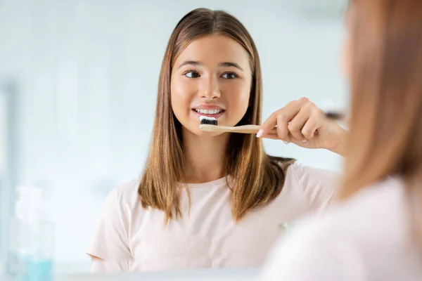 Teenager-Mädchen mit Zahnbürste beim Zähneputzen — Stockfoto