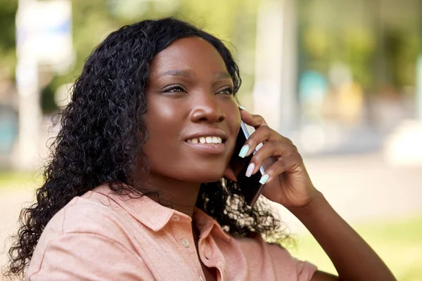 Αφροαμερικανή που τηλεφωνεί στο smartphone. — Φωτογραφία Αρχείου