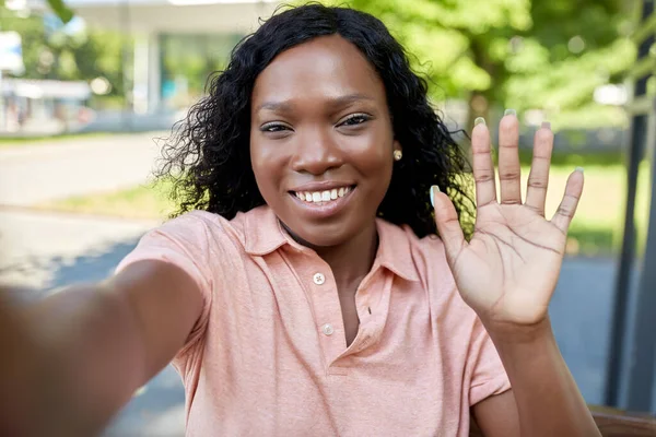 Feliz afroamericana mujer tomando selfie en ciudad —  Fotos de Stock