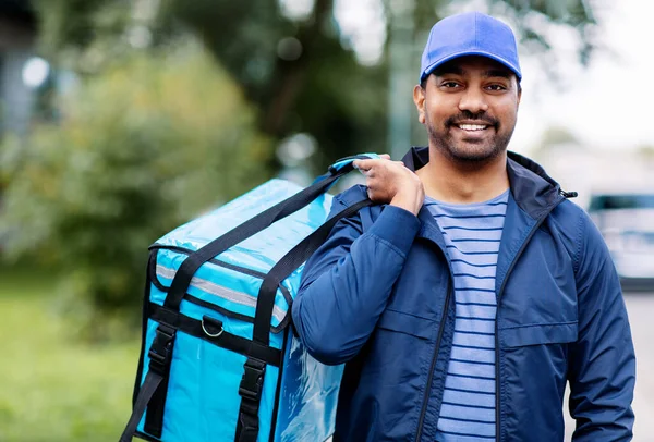 Felice uomo di consegna indiano sorridente con borsa in città — Foto Stock
