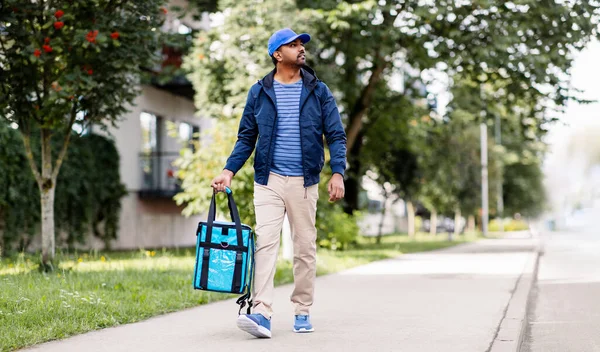 Indio repartidor hombre con bolsa caminando en ciudad —  Fotos de Stock