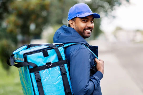 Felice uomo di consegna indiano sorridente con borsa in città — Foto Stock