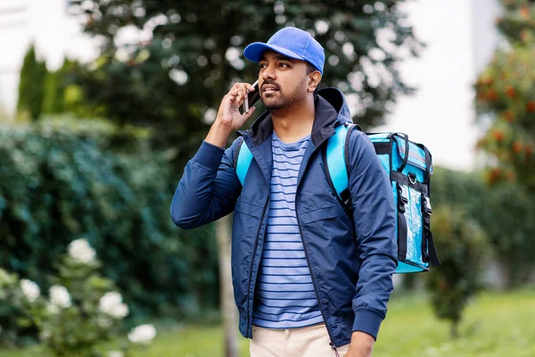 Indischer Zusteller mit Tasche telefoniert auf Smartphone — Stockfoto