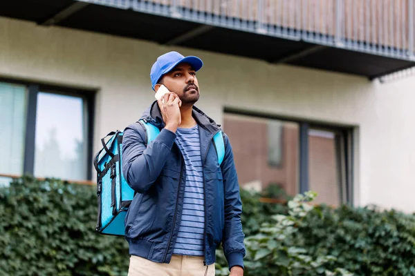 Indischer Zusteller mit Tasche telefoniert auf Smartphone — Stockfoto