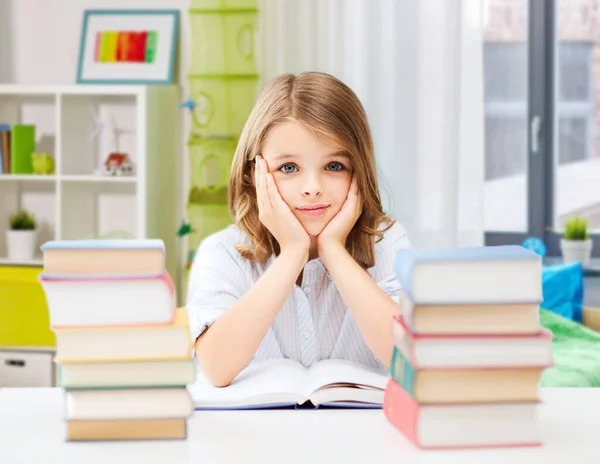 Uttråkad student flicka läsa bok hemma — Stockfoto