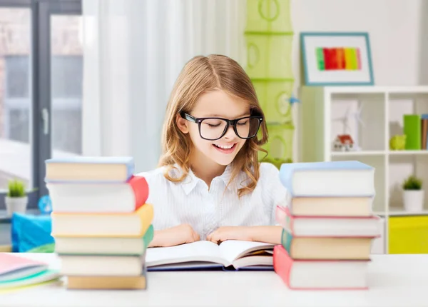 Feliz sorrindo estudante menina ler livro em casa — Fotografia de Stock