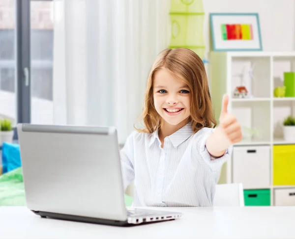 Sorridente studentessa con laptop mostrando pollici in su — Foto Stock