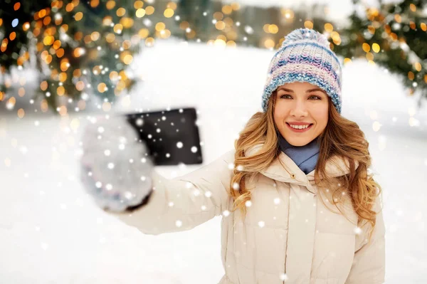 Vrouw het nemen van selfie door smartphone in de winter — Stockfoto