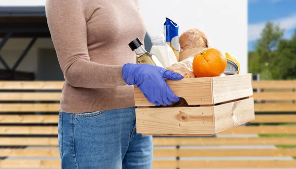 Kobieta w rękawiczkach z jedzeniem w drewnianym pudełku — Zdjęcie stockowe