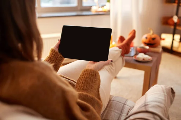 Cadılar Bayramı 'nda evde tabletli kadın. Stok Resim