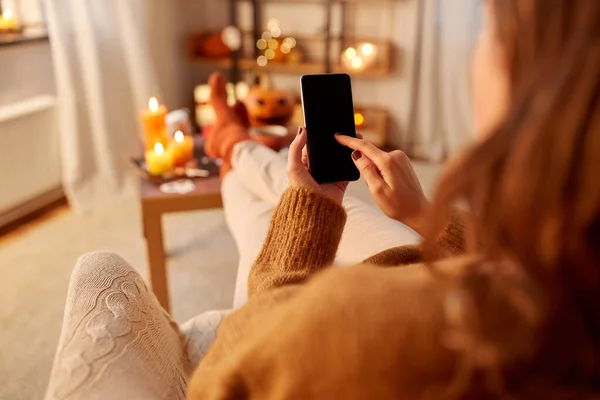 Frau nutzt zu Halloween Smartphone zu Hause — Stockfoto