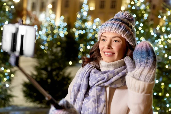 Happy woman taking christmas selfie on smartphone — Stock Photo, Image