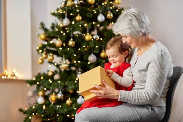 Büyükanne ve bebek noel hediyesiyle — Stok fotoğraf