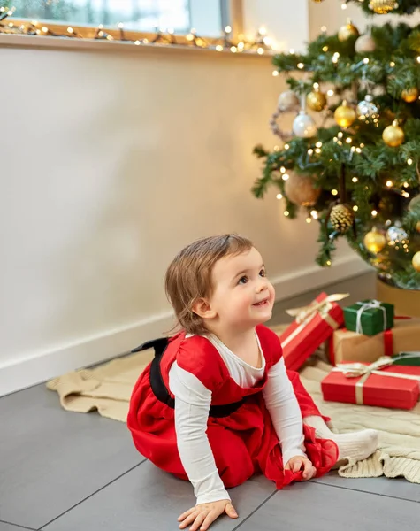 Lycklig liten flicka med julklappar hemma — Stockfoto