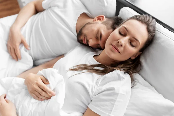 Feliz pareja durmiendo en la cama en casa — Foto de Stock