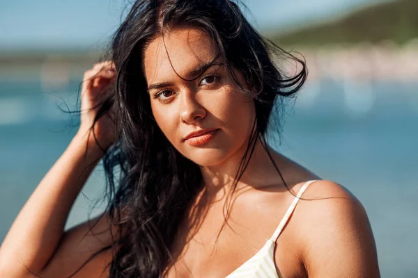 Jovem mulher de biquíni maiô na praia — Fotografia de Stock