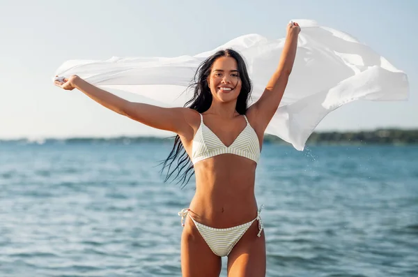 Donna in costume da bagno in bikini con copertura sulla spiaggia Foto Stock