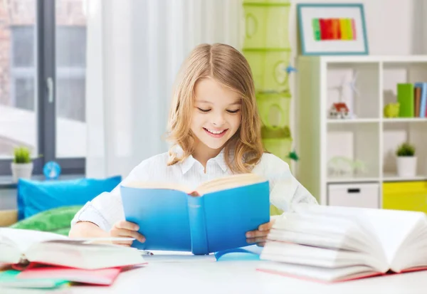 Feliz sorrindo estudante menina ler livro em casa — Fotografia de Stock