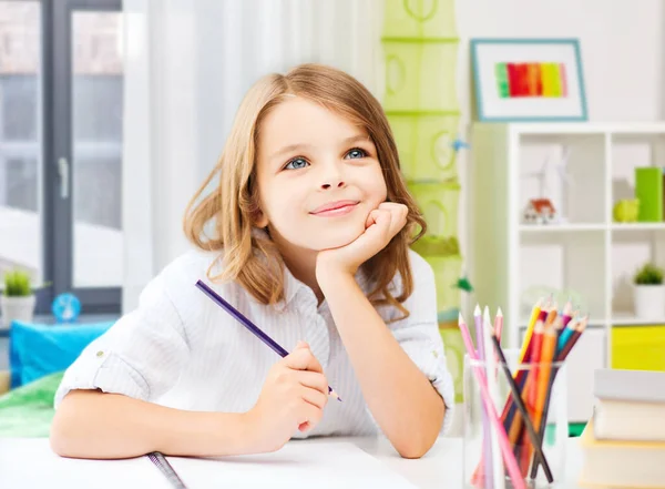 Chica feliz dibujo con lápices en casa —  Fotos de Stock