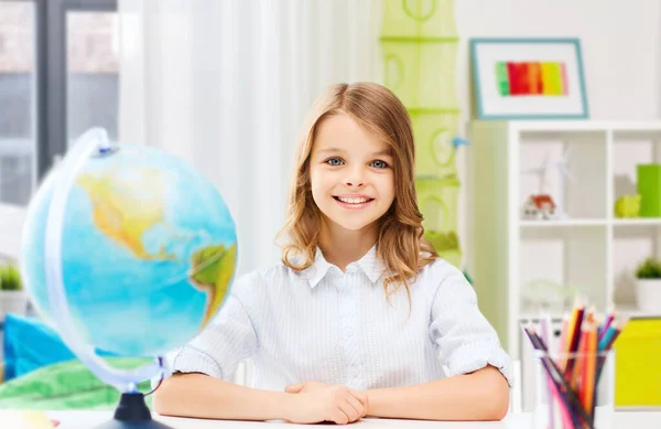 Glücklich lächelnde Studentin mit Globus zu Hause — Stockfoto