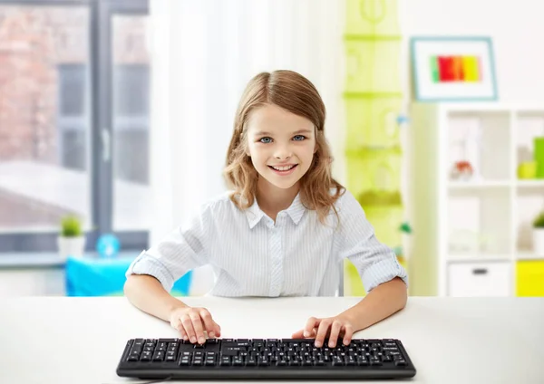 Счастливая студентка с клавиатурой дома — стоковое фото
