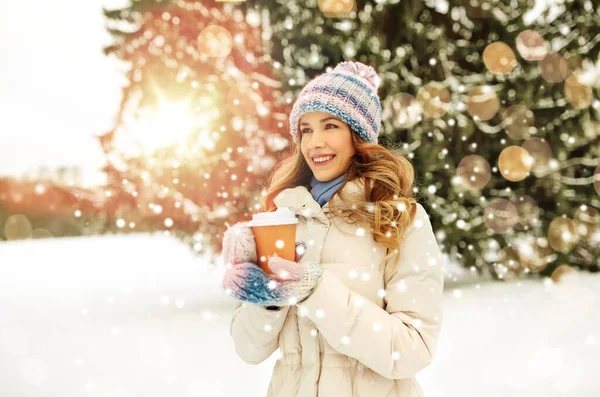 Mujer feliz bebiendo café al aire libre en invierno — Foto de Stock