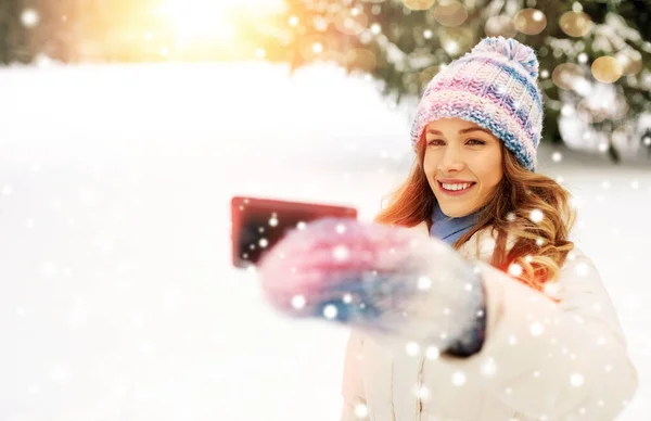 Mujer tomando selfie por teléfono inteligente en invierno — Foto de Stock